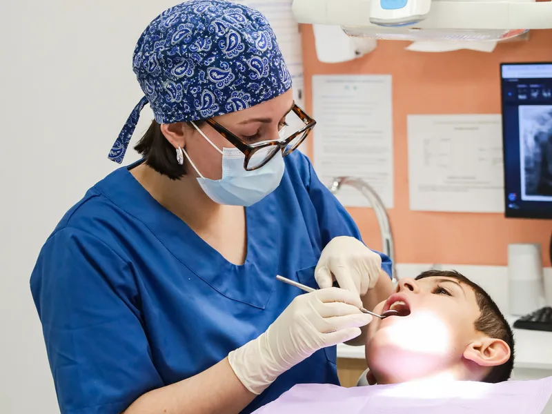 Consultation orthodontique d'un enfant au cabinet du Dr Moscovciuc à Castelnau-le-Lez