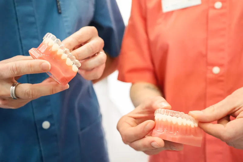 Gouttières transparentes sur modèle dentaire au cabinet d'orthodontie de Castelnau-le-Lez